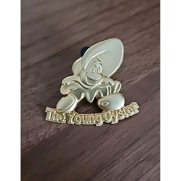 M&P Japan 100 Relief Series The Young Oyster Alice Goldtone LE 500 Disney Pin - Picture 1 of 3